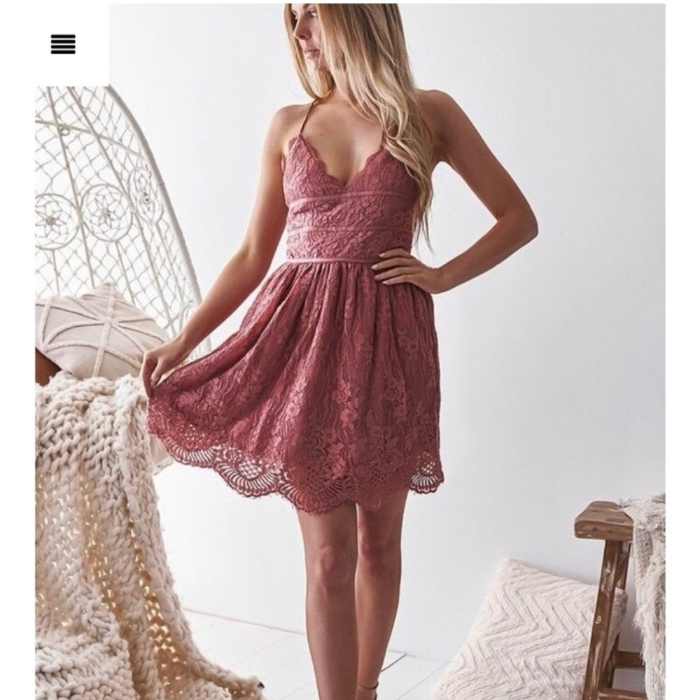 Chic Backless Lace Dress in mauve